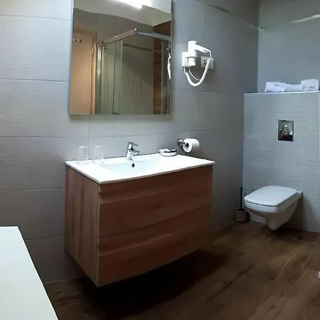 Apat Panzio Es Hajdina Etterem Apátistvánfalva