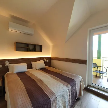 Apat Panzio Es Hajdina Etterem Bed & Breakfast 3*