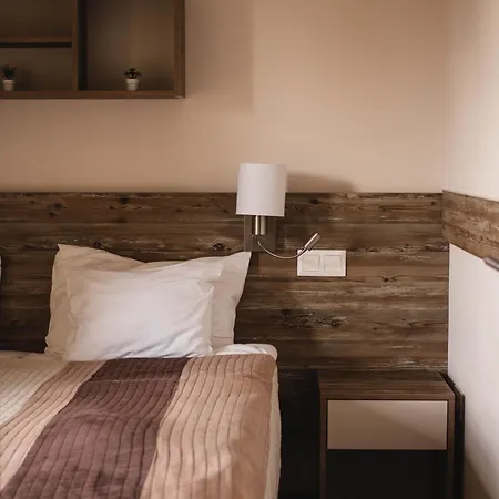 Apat Panzio Es Hajdina Etterem B&B 2*