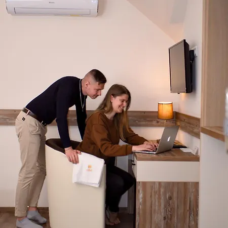 Apat Panzio Es Hajdina Etterem 住宿加早餐酒店 Apátistvánfalva