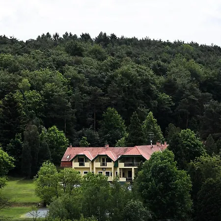 Apat Panzio Es Hajdina Etterem B&B 2*